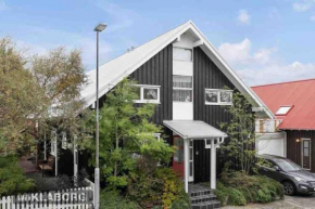 Great 8 person house Reykjavik free use of car!